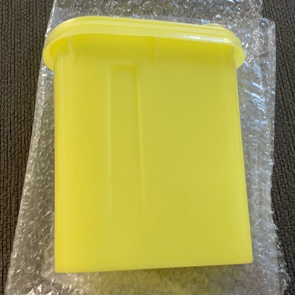 Tupperware store and pour 1 quart sunny yellow containers set of 2